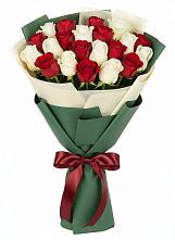 Букет Микс из красных и белых роз в Катайске