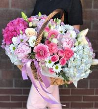 Композиция солнечный день в Катайске Цветочная композиция из Розы, Хризантемы, Пионы и Лизиантусы в корзине в Катайске