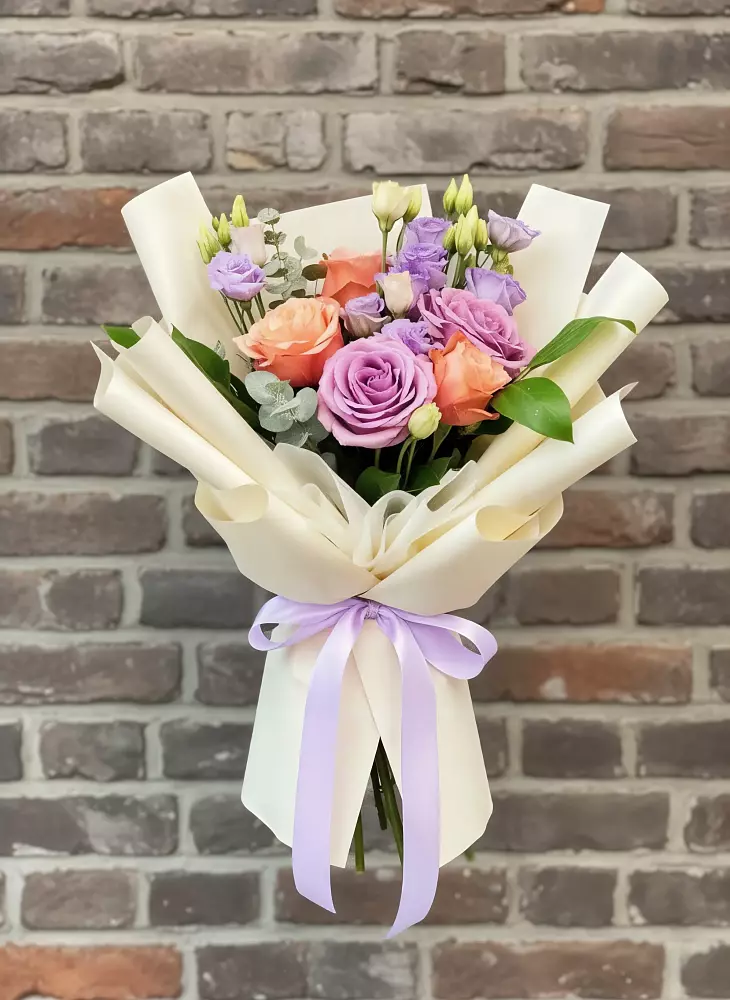 Букет цветов из: Лизиантусы и Розы в Катайске