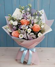 Букет цветов из:  Лизиантусы, Розы, Альстромерии и Гипсофила в Катайске