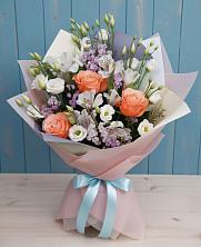 Букет цветов из:  Лизиантусы, Розы, Альстромерии и Гипсофила в Катайске