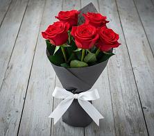Букет 5 Красных роз Эдлесс Лав в Катайске