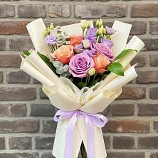 Букет цветов из:  Лизиантусы и Розы в Катайске