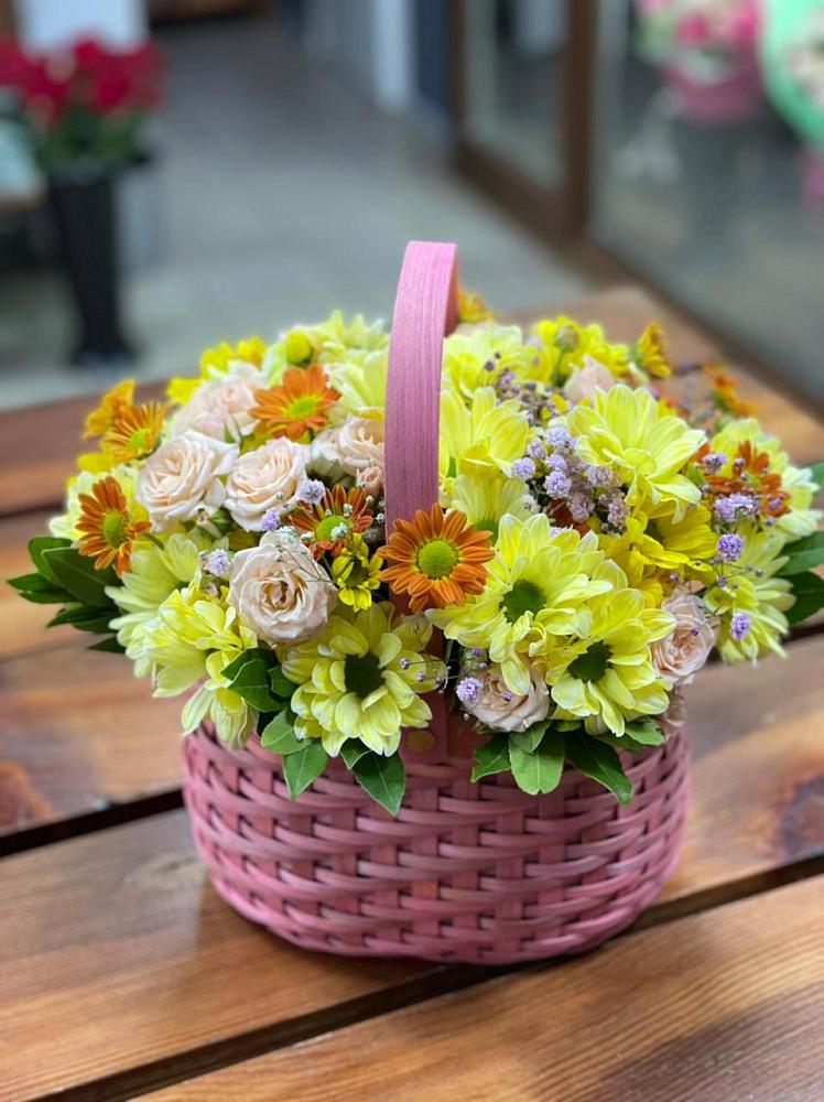 Цветочная композиция из Хризантемы и Розы в корзине в Катайске
